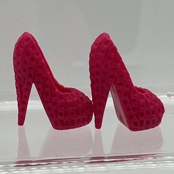 Monster High Replacement Spectra Vondergeist Ghoul Spirit Pink Shoes Heels & arm - Picture 3 of 9